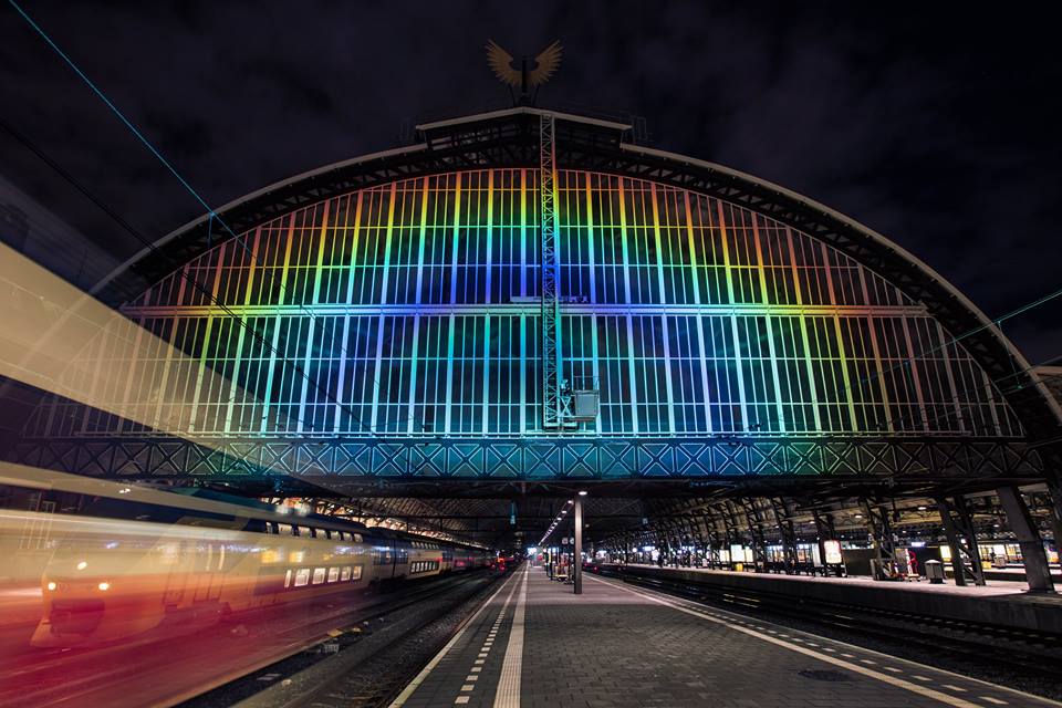 Daan Roosegaarde porta un arcobaleno a cristalli liquidi nella stazione di Amsterdam