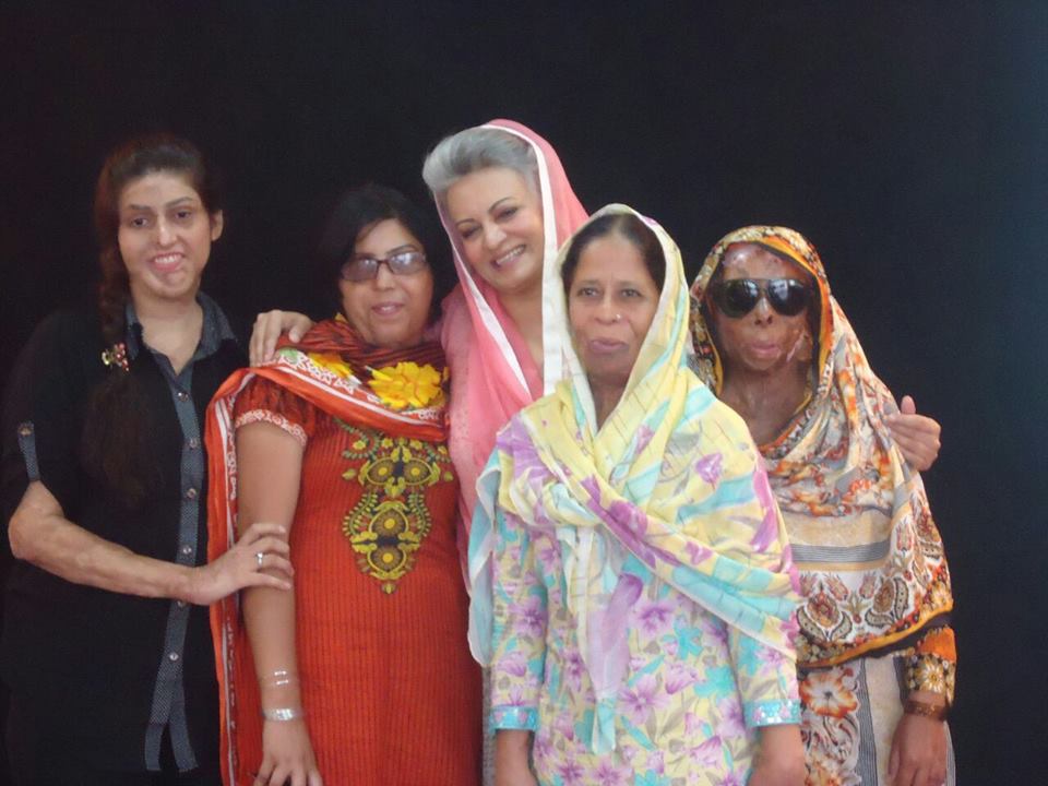 Per le donne sfregiate dall&#8217;acido apre in Pakistan una rete di saloni di bellezza