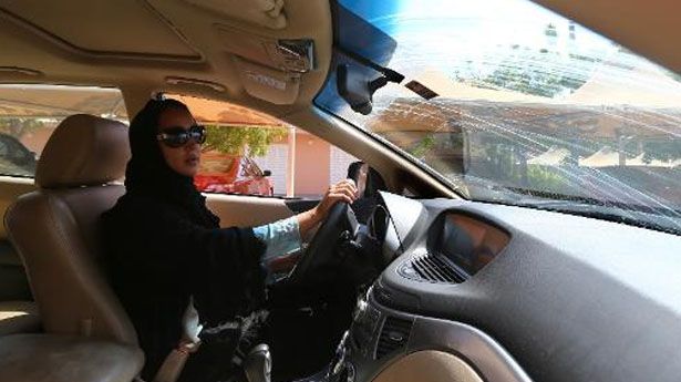 Dubai, accusate di terrorismo le due femministe arabe che hanno sfidato il divieto di guida