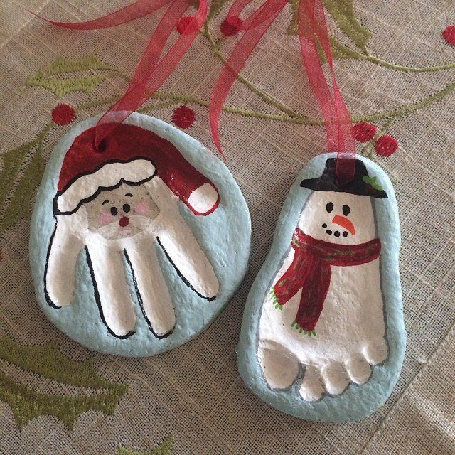 Gli addobbi in pasta di sale per l&#8217;albero di Natale con le impronte dei bimbi