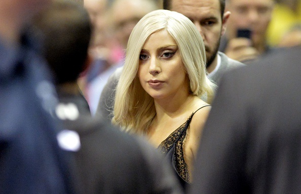 Lady Gaga: selfies per la campagna Capodanno 2015 dei cosmetici Shiseido