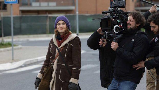 Scusate se esisto film: Paola Cortellesi indossa il montone-cocoon di Schneiders Salzburg