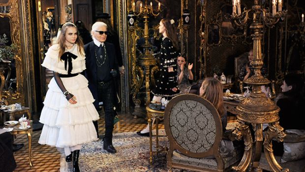 Chanel Métiers d&#8217;Art Paris Salzburg 2014 2015: la sfilata evento dal sapore tirolese, in passerella Cara Delevingne