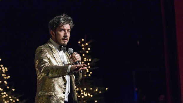 All I Want for Christmas Paolo Ruffini: l&#8217;attore e comico indossa le giacche Absinthe