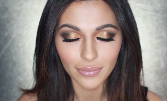 Trucco minerale: lo smokey eyes delle feste color oro