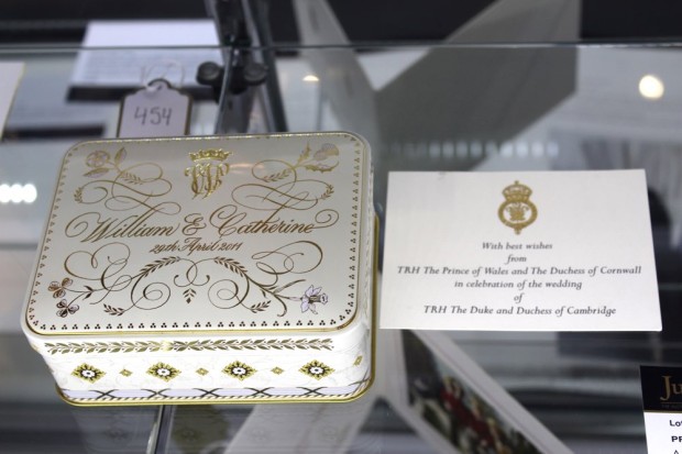 Kate Middleton, un pezzo di torta del matrimonio con William all&#8217;asta per 6.000 dollari