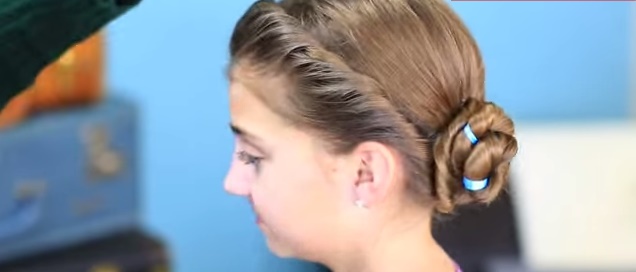 Acconciature veloci in 10 minuti per Carnevale, lo chignon intrecciato di Elsa di Frozen