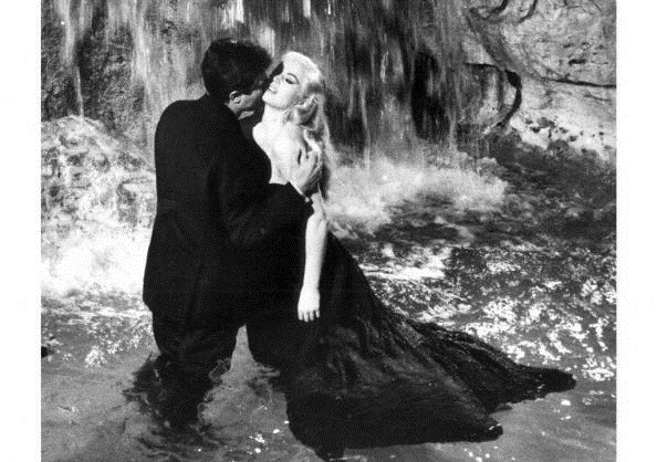 Muore Anita Ekberg: &#8220;La Dolce Vita&#8221; di Fellini con Mastroianni su una Triumph