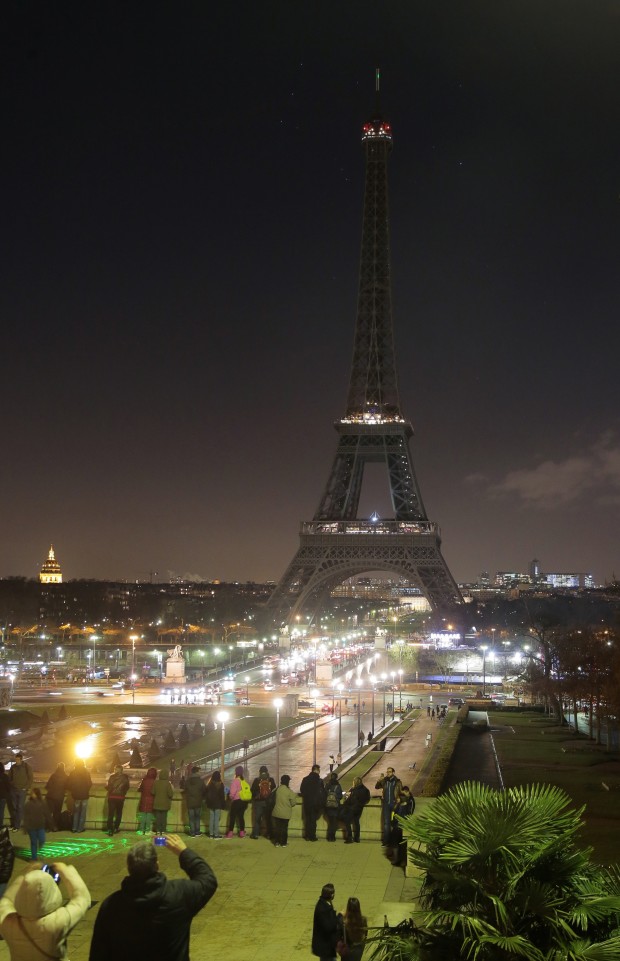 Charlie Hebdo &#8211; La Tour Eiffel si spegne (FOTO)