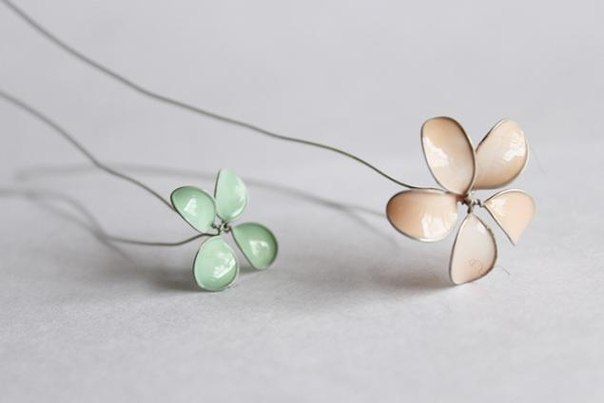Fai da te: romantici fiori in fil di ferro colorati con lo smalto per unghie