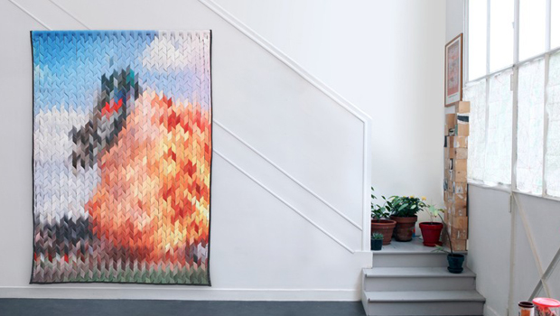 Pixel realizzati con strisce di tessuto per le opere di Louise de Saint Angel