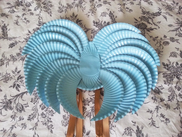 Costumi di Carnevale fai da te: le ali da angelo con i piatti di carta