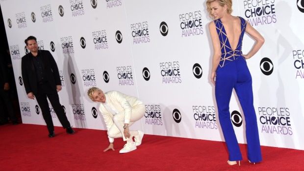 People&#8217;s Choice Awards 2015: vincono Taylor Swift e The Big Bang Theory, il red carpet con i look delle celebrity