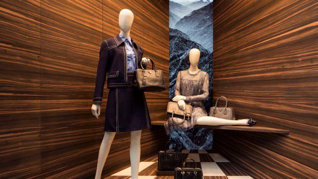 Prada vetrine Milano: Corners, il concept di design evolutivo di Martino Gamper