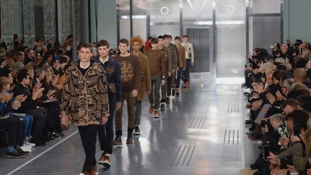 Sfilate Parigi Moda Uomo Gennaio 2015: Louis Vuitton rende omaggio a Christopher Nemeth, guest Kate Moss