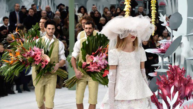 Sfilate Parigi Haute Couture Gennaio 2015: l&#8217;Eden in fiore di Chanel, guest Kristen Stewart e Vanessa Paradis