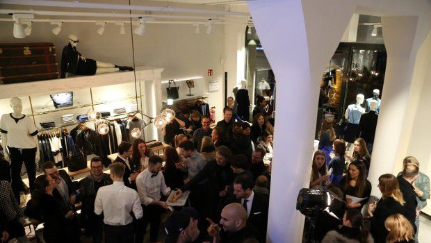 Tommy Hilfiger Berlino: inaugurato il nuovo store, il party con Julia Restoin Roitfeld