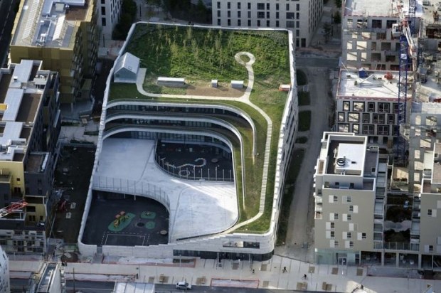 La scuola green di Parigi con un giardino sul tetto