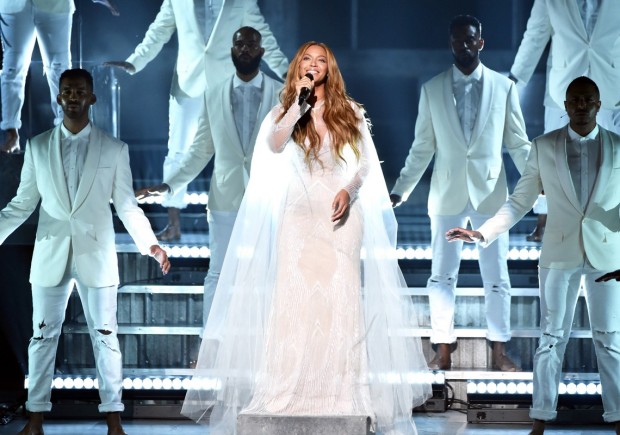Grammy Awards 2015: Lady Gaga e Beyoncé vestono Roberto Cavalli Atelier per le performance live, video e foto