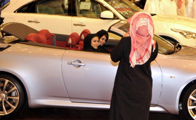 Storico saudita difende il divieto alle donne di guidare: “Rischiano di essere violentate”