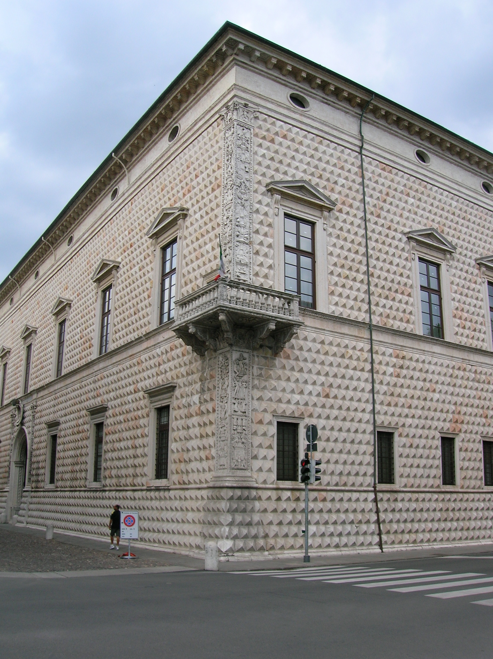 Ferrara, studenti danneggiano Palazzo dei Diamanti