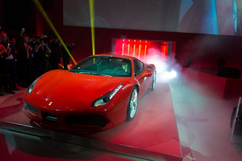 Ferrari 488 GTB, a Maranello con Sebastian Vettel: foto e video