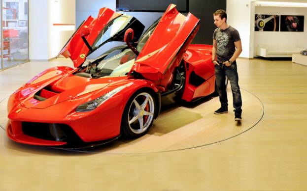 Jorge Lorenzo visita la Ferrari e si innamora de LaFerrari