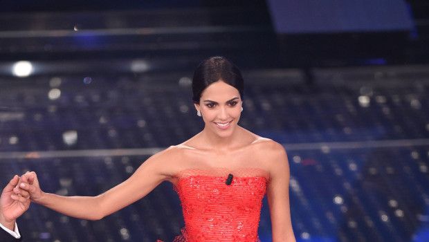 Festival di Sanremo 2015: Rocío Muñoz Morales indossa tre abiti della collezione Giorgio Armani Privé e gioielli Damiani