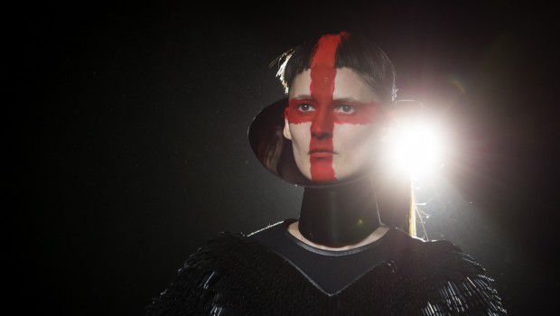 Sfilate Londra Febbraio 2015: il rituale tribale di Gareth Pugh, collezione autunno inverno 2015 2016