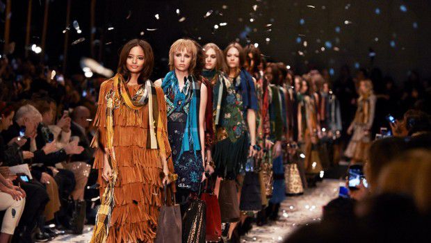 Sfilate Londra Febbraio 2015: il sartoriale anni ’70 di Burberry, guest Cara Delevingne, Jourdan Dunn, Kate Moss