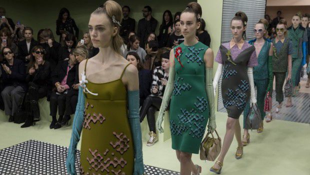 Sfilate Milano Moda Donna Febbraio 2015: il Pop dolce e colorato di Prada, collezione autunno inverno 2015 2016