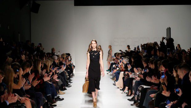 Sfilate Milano Moda Donna Febbraio 2015: il country classics di Sportmax, guest Malika Ayane