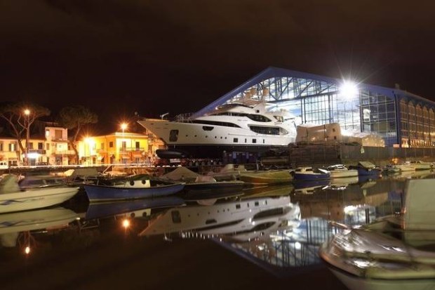 Yacht Benetti a tutta birra sul mare commerciale