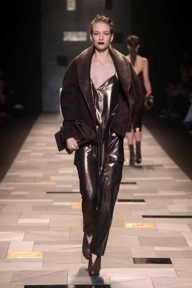 Trussardi collezione autunno inverno 2015 2016: il purismo vibrante e il glamour futurista, la sfilata