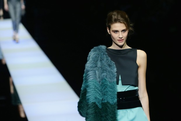 Giorgio Armani collezione donna autunno inverno 2015 2016: l&#8217;eleganza classica, la sfilata a Milano