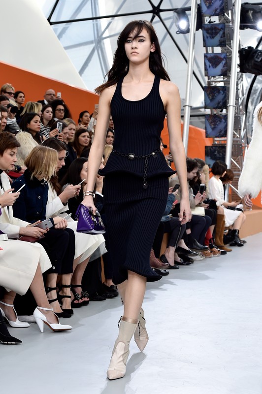 Sfilate Parigi Marzo 2015: il viaggio multi dimensionale di Louis Vuitton, guest Jennifer Connelly, Michelle Williams e Selena Gomez