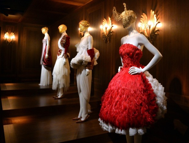 Alexander McQueen: Savage Beauty, la mostra al Victoria &amp; Albert Museum di Londra: guest David e Victoria Beckham, Naomi Campbell e Kate Moss