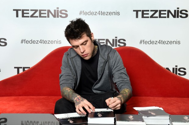 Fedez Tezenis Milano: grande successo e ore di coda dei fans in Corso Buones, video e foto