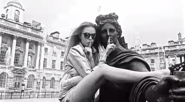 Pepe Jeans campagna pubblicitaria primavera estate 2015: testimonial Cara Delevingne, il video