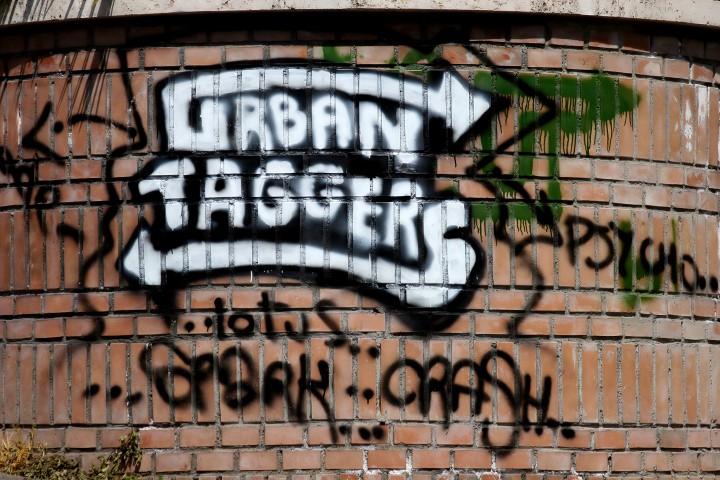 Street art, writers al lavoro nel sottopasso della stazione di Milano Porta Garibaldi