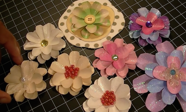Idee scrapbooking con fiori e bottoni