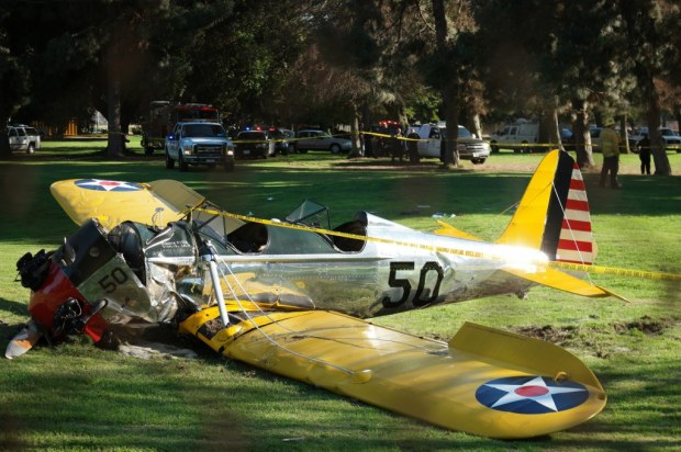 Harrison Ford precipita con un vecchio aereo [Foto]