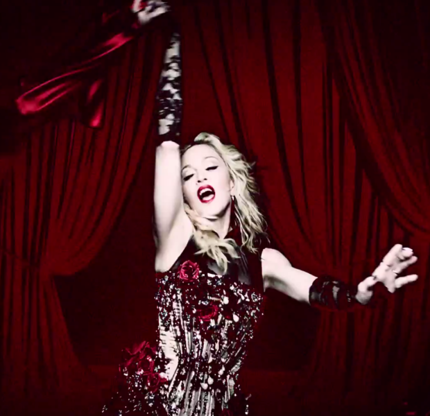 Madonna Livin’ for Love video: la Regina del Pop brilla nel corsetto su misura firmato The Blonds con migliaia di cristalli Preciosa