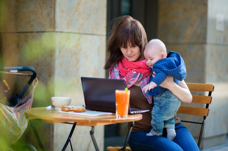 Mamme che lavorano, le leggi italiane che garantiscono i loro diritti