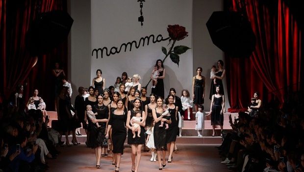 Dolce & Gabbana collezione autunno inverno 2015 2016: viva la mamma, la sfilata
