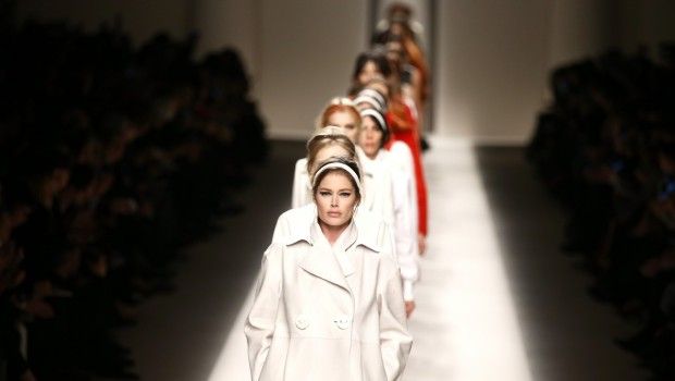 Fendi collezione donna autunno inverno 2015 2016: la geometria pura e i volumi sperimentali, la sfilata a Milano