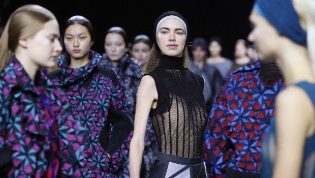 Sfilate Parigi Marzo 2015: le geometrie prismiche di Issey Miyake, collezione autunno inverno 2015 2016