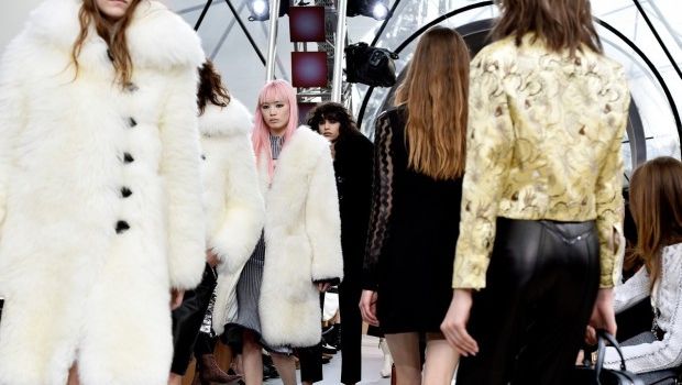Sfilate Parigi Marzo 2015: il viaggio multi dimensionale di Louis Vuitton, guest Jennifer Connelly, Michelle Williams e Selena Gomez