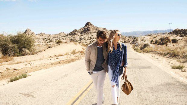 Banana Republic campagna pubblicitaria primavera estiva 2015: testimonial Lily Donaldson e Jon Kortajarena