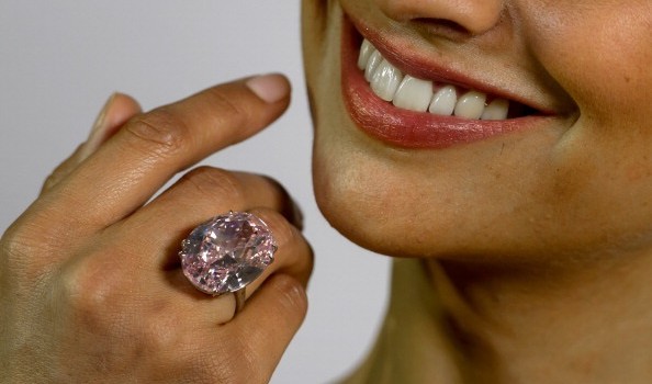 Diamante da 100 carati a Dubai prima dell&#8217;asta a New York